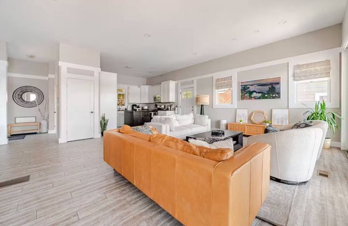 Hopatcong Casa | Stunning sun-drenched lakefront 4-bedroom house