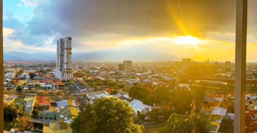 Barrio Escalante Apartamento | Stunning Sunset View Apartment with Free Parking