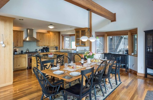 Eastsound Casa | Stunning Sunsets, Luxe Lodging, Sauna and Spa, Pool Room, Close to Town and Adventures
