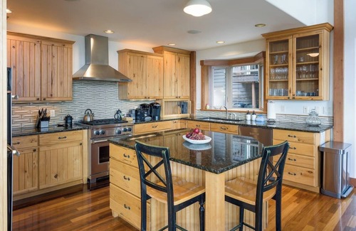 Eastsound Casa | Stunning Sunsets, Luxe Lodging, Sauna and Spa, Pool Room, Close to Town and Adventures