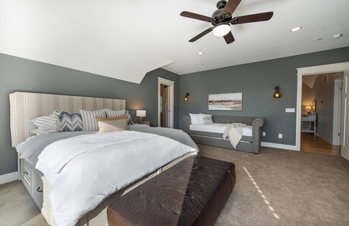Laconia Casa | Stunning Sunsets! Luxury 5bd/4bath, hot tub & fire pit near Lake Winni, Gunstock