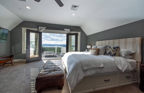 Laconia Casa | Stunning Sunsets! Luxury 5bd/4bath, hot tub & fire pit near Lake Winni, Gunstock