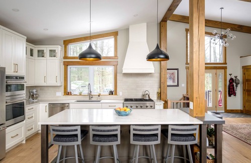 Trent Lakes Cabaña | Stunning timberframe lakehouse with gourmet kitchen