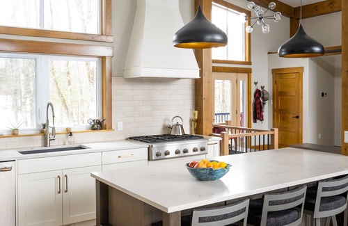 Trent Lakes Cabaña | Stunning timberframe lakehouse with gourmet kitchen