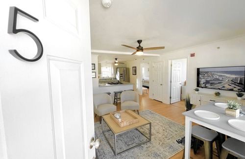 Hampton Condominio | STUNNING Top Floor 2BR Beachside Condo