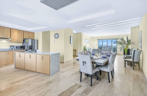 Colina del Sol Condominio | Condo con impresionantes vistas a la ciudad y al mar