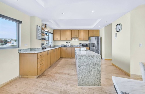 Colina del Sol Condominio | Condo con impresionantes vistas a la ciudad y al mar