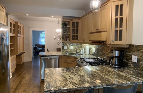 Riverdale Casa | Stunning Toronto 3 BR Prime Riverdale Home - WFH Ready