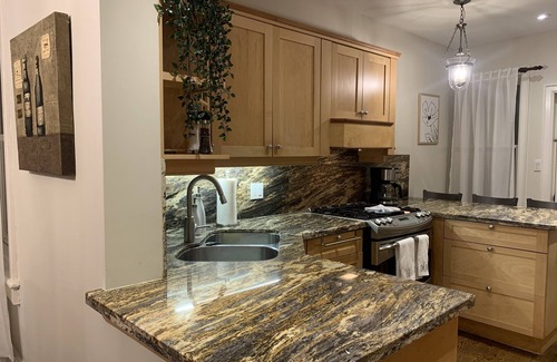 Riverdale Casa | Stunning Toronto 3 BR Prime Riverdale Home - WFH Ready