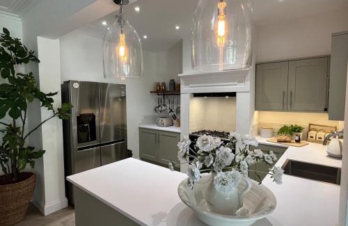 Upper Town Casa | Stunning Town House in City Centre- Free Parking!