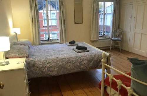Topsham Casa | Stunning Town house with parking, fire, games room