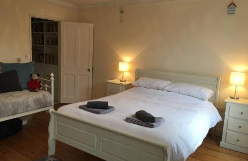 Topsham Casa | Stunning Town house with parking, fire, games room