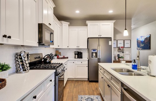 Hurricane Casa | Stunning Townhome in Zion Village with private hot tub and lazy river