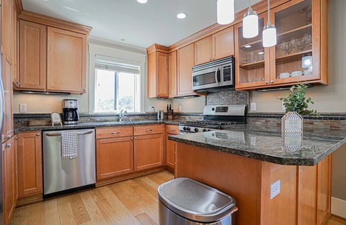 Atlantic Casa | Stunning Townhome with Loft Space, Chefs Kitchen