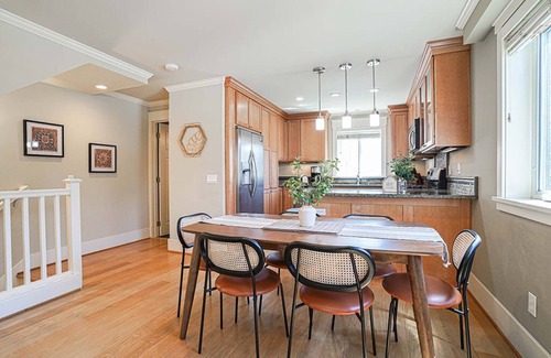 Atlantic Casa | Stunning Townhome with Loft Space, Chefs Kitchen