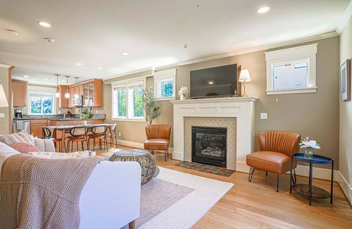 Atlantic Casa | Stunning Townhome with Loft Space, Chefs Kitchen