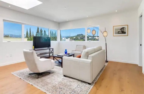 East Hollywood Casa | Stunning Tri-Level Townhome