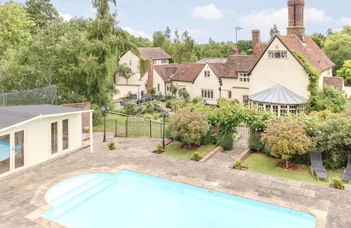 Howlett End Casa | Stunning Tudor Manor House and Coach House