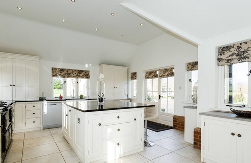 Howlett End Casa | Stunning Tudor Manor House and Coach House