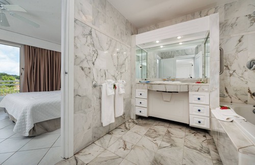 Maho Apartamento | Stunning Two Bedroom Ocean View in Cupecoy