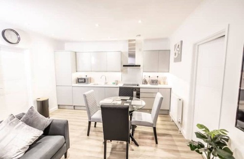 Swindon Apartamento | Stunning Two Bedroom with Two en-suites, Free Parking, Pet Friendly