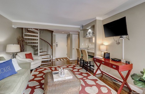 Shelter Cove Condominio | Stunning Two-Story Condo with Private Balcony, Free WiFi, Pool & Washer/Dryer