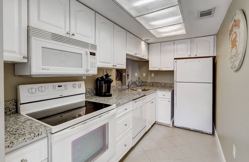 Shelter Cove Condominio | Stunning Two-Story Condo with Private Balcony, Free WiFi, Pool & Washer/Dryer