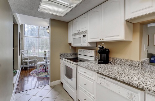 Shelter Cove Condominio | Stunning Two-Story Condo with Private Balcony, Free WiFi, Pool & Washer/Dryer