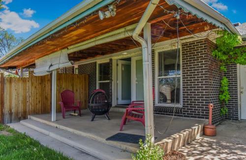Southeast Casa | Stunning Upper Family Unit with King Beds & Yard