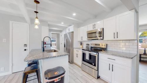 Southeast Casa | Stunning Upper Family Unit with King Beds & Yard