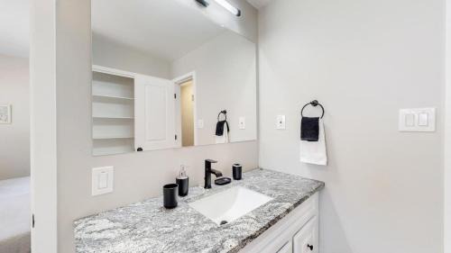 Southeast Casa | Stunning Upper Family Unit with King Beds & Yard