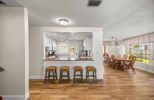 Dunnellon Casa | Stunning upper Rainbow River view even from inside the home! Kayaks/paddleboards