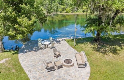 Dunnellon Casa | Stunning upper Rainbow River view even from inside the home! Kayaks/paddleboards