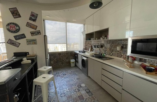 Dbayeh Apartamento | Impresionante alquiler de vacaciones en Dbayeh, en una ubicación privilegiada, entre Le Mall y Abc