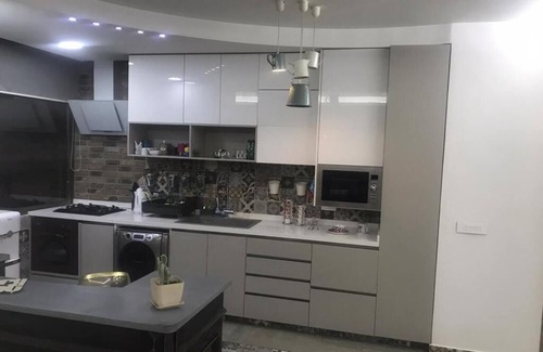 Dbayeh Apartamento | Impresionante alquiler de vacaciones en Dbayeh, en una ubicación privilegiada, entre Le Mall y Abc