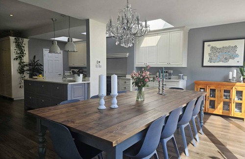 Queen's Park Casa | Stunning, very spacious 5BR London townhouse with parking and garden!
