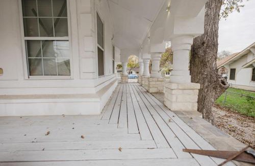 Southside Casa | Stunning Victorian 3BR Sleeps 10