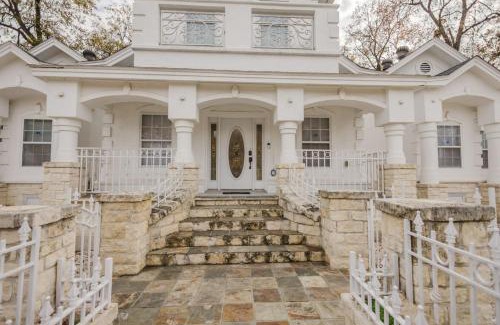 Southside Casa | Stunning Victorian 3BR Sleeps 10
