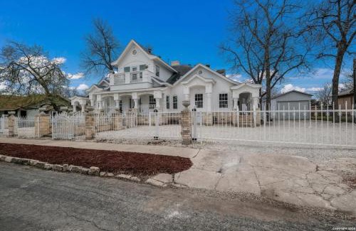 Southside Casa | Stunning Victorian 3BR Sleeps 10
