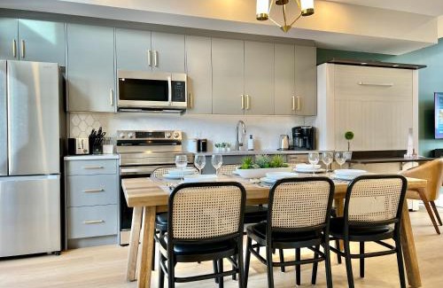 Harvie Heights Casa | Stunning View New Townhome Sleeps 11 AC and Hot Tub