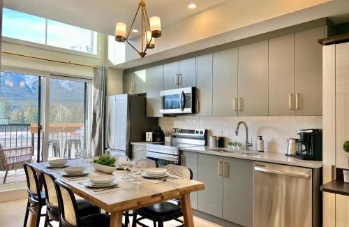 Harvie Heights Casa | Stunning View New Townhome Sleeps 11 AC and Hot Tub