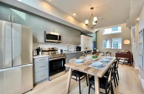 Harvie Heights Casa | Stunning View New Townhome Sleeps 11 AC and Hot Tub