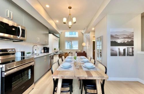 Harvie Heights Casa | Stunning View New Townhome Sleeps 11 AC and Hot Tub