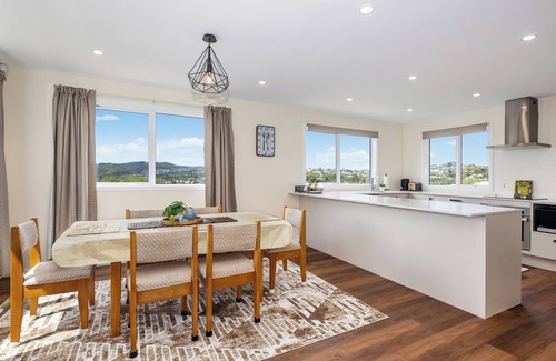 Johnsonville Casa | Stunning view, privacy, close to ferry & brand-new