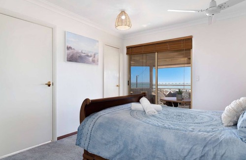 Silver Sands Apartamento | Stunning views from this beachside top floor 3 bedroom apartment