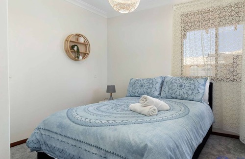 Silver Sands Apartamento | Stunning views from this beachside top floor 3 bedroom apartment