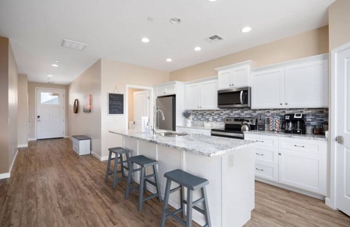 Cottonwood Casa | Stunning Views + Hot Tub + Location! 2 bed/2 bath