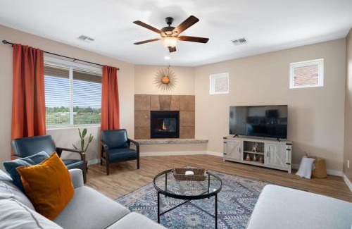 Cottonwood Casa | Stunning Views + Hot Tub + Location! 3 bed/3 bath