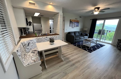 Pittman Center Condominio | Stunning Views! Indoor Pool, Sleeps 2