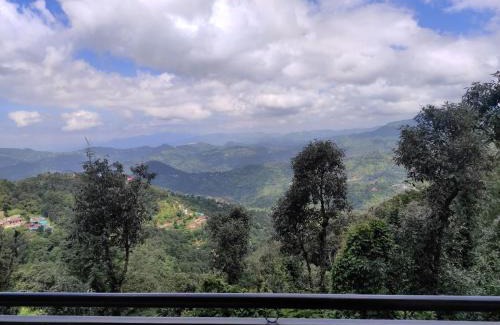 Shoghi Apartamento | Stunning Views, Jujurana Homestay Shoghi ! 3 Apartments Near Simla